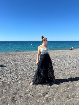 Dobré ránko 🌊🏝️ Áno, tie plavky vyzerajú “kolotočiarsky” 🤣 ALE! Tak super sedia na postave, že som si ich musela kúpiť ☺️...