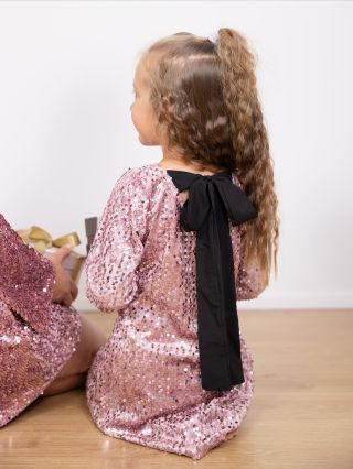 🪡 Details 🎀 Majte krásny piatkový večer moji milí 🫶🏻 Pripomínam, že uvádzacia cena na vianočné matchy matchy šaty v nedeľu...